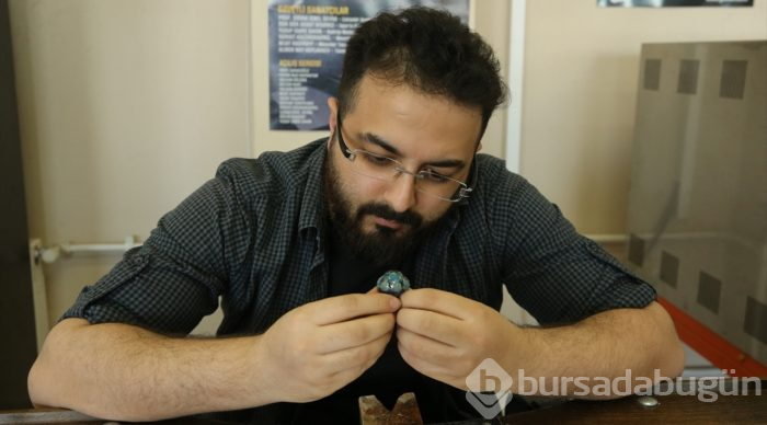 Tarihin önemli isimlerini değerli taşlara işliyor
