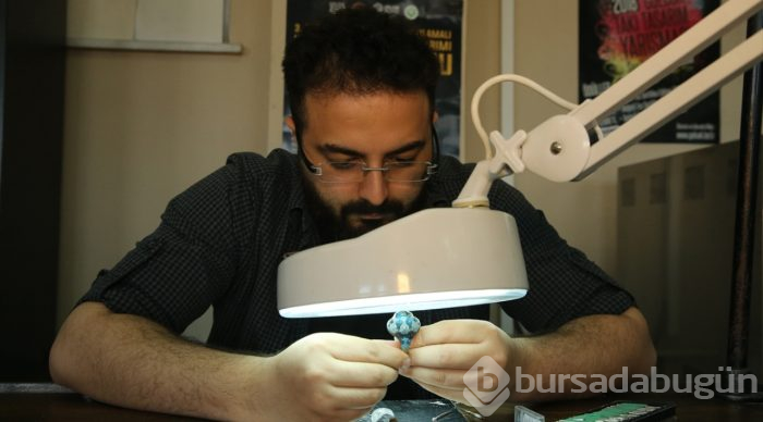 Tarihin önemli isimlerini değerli taşlara işliyor
