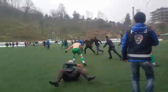 Rize'de amatör maçta olay çıktı
