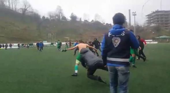 Rize'de amatör maçta olay çıktı
