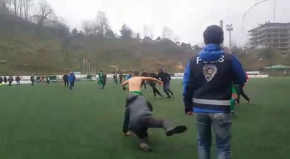 Rize'de amatör maçta olay çıktı
