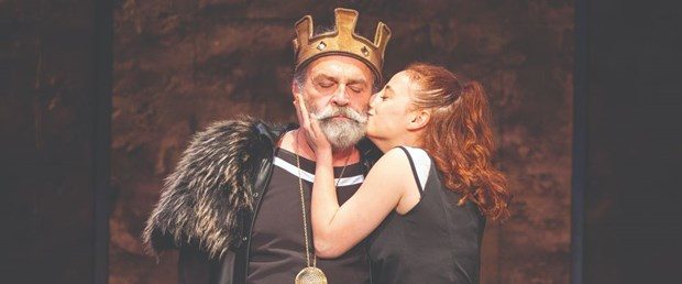 Kral Lear'ı canlandıran Haluk Bilginer ayakta alkışlandı
