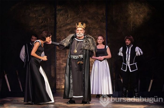 Kral Lear'ı canlandıran Haluk Bilginer ayakta alkışlandı