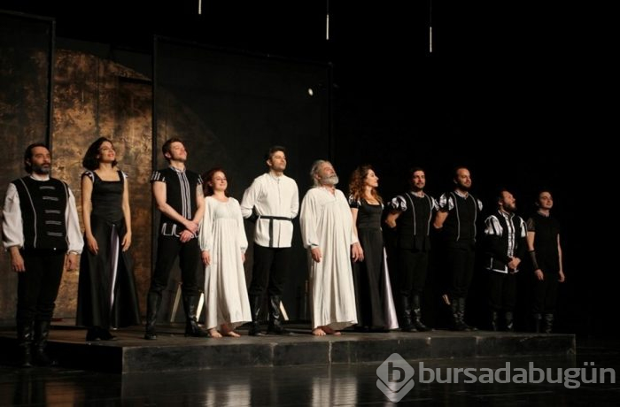 Kral Lear'ı canlandıran Haluk Bilginer ayakta alkışlandı
