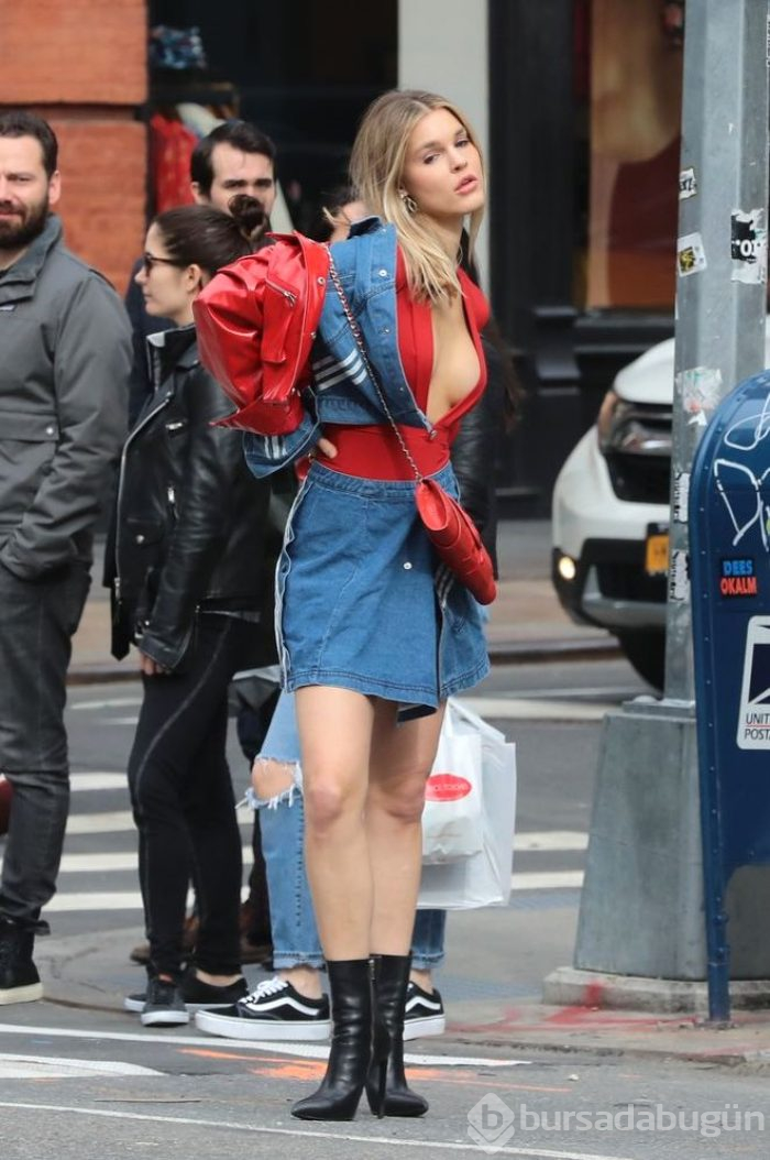 Ateşli Model, Derin Dekoltesiyle Trafiği Birbirine Kattı!