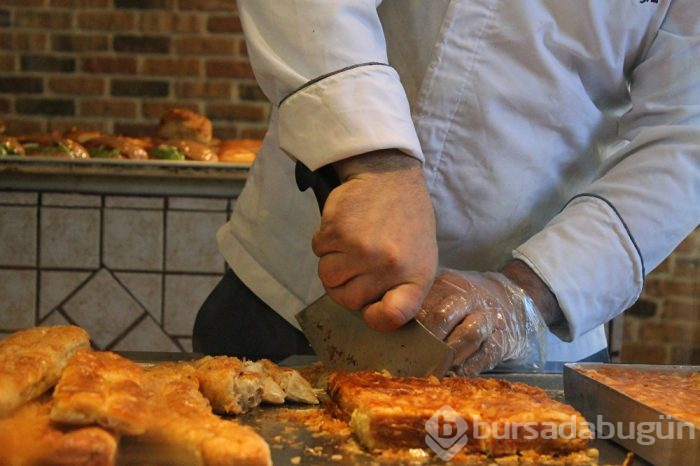 İstiklal Marşı'nı okuyana börek bedava
