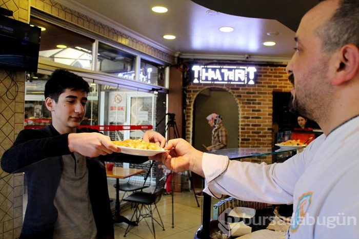 İstiklal Marşı'nı okuyana börek bedava
