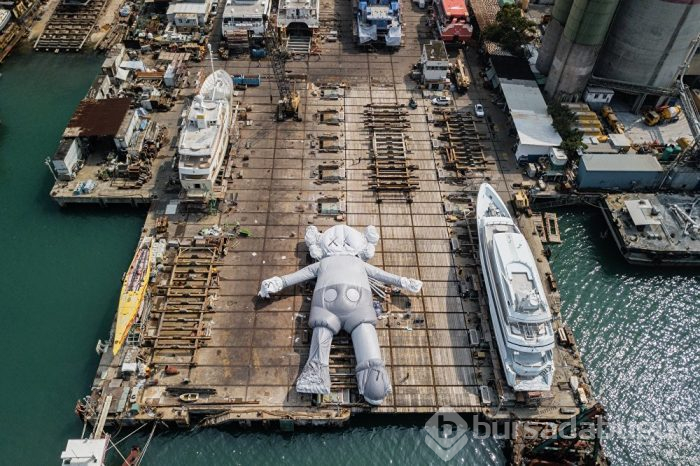 KAWS'ın dev yüzen heykeli Hong Kong'a demir attı

