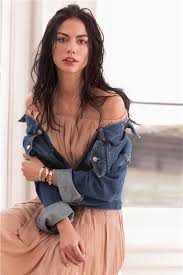 Demet Özdemir sette göbek attı!
