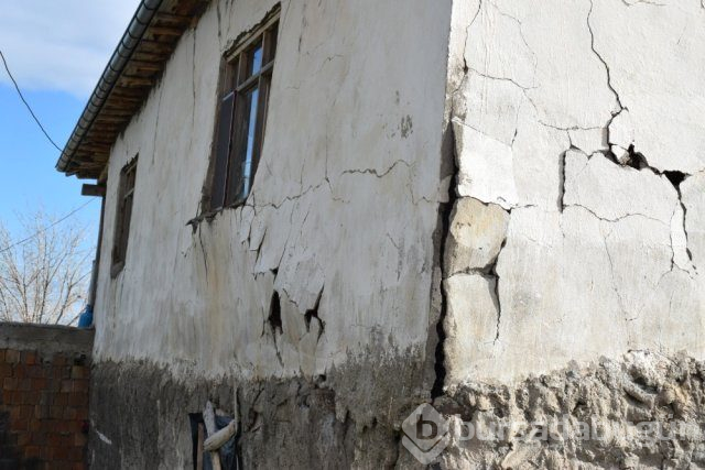 Malatya'daki depremlerde 250 bina hasar gördü
