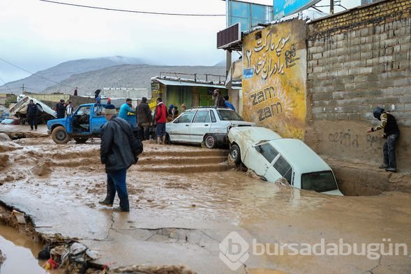 İran'daki selde yardım ekibini taşıyan kayık alabora oldu

