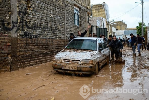 İran'daki selde yardım ekibini taşıyan kayık alabora oldu
