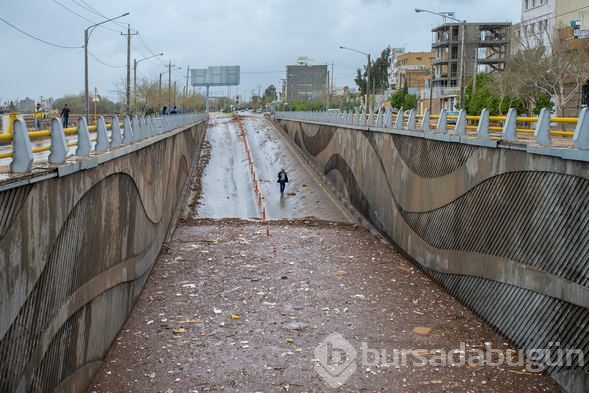İran'daki selde yardım ekibini taşıyan kayık alabora oldu

