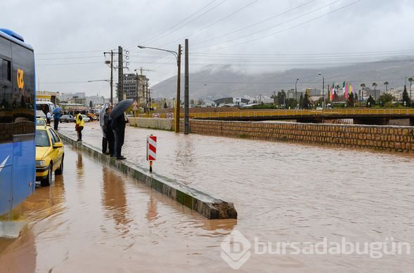 İran'daki selde yardım ekibini taşıyan kayık alabora oldu
