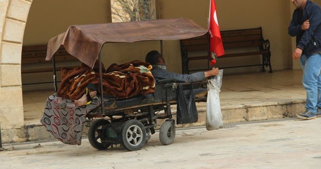 49 yıldır hem yatağı hem de ayağı olan akülü aracı bozuldu
