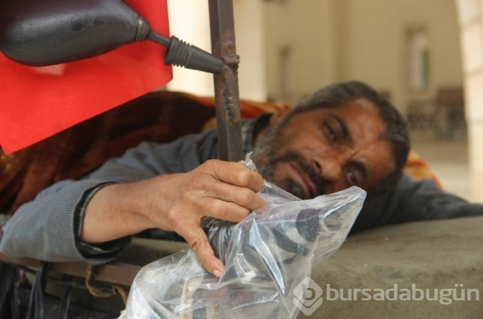 49 yıldır hem yatağı hem de ayağı olan akülü aracı bozuldu
