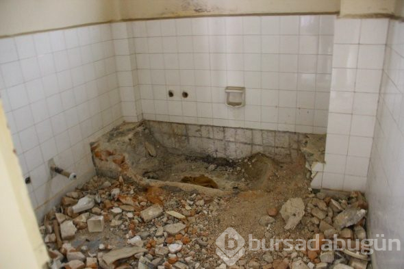 Bu binayı deprem ya da savaş değil, hırsızlar bu hale getirdi
