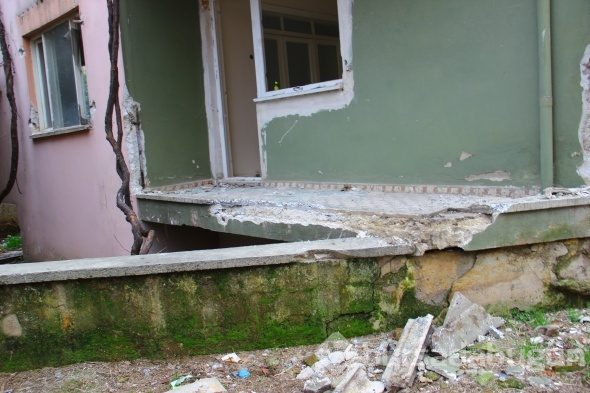 Bu binayı deprem ya da savaş değil, hırsızlar bu hale getirdi
