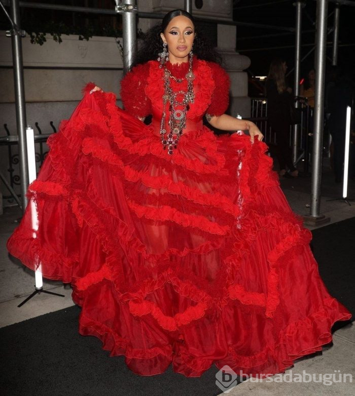 Cardi B hırsızlık suçundan cezalandırılmalı mı?