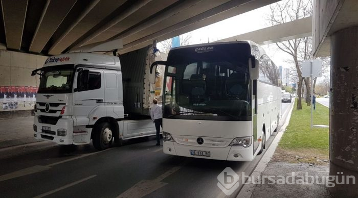 Otobüs ile TIR aynı anda üst geçide sıkıştı
