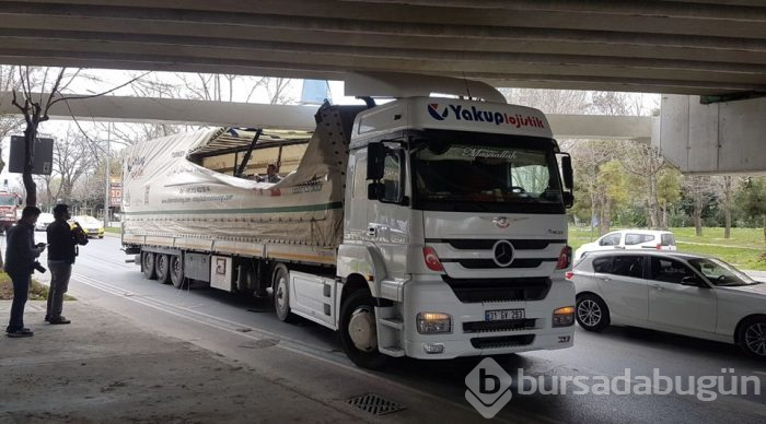 Otobüs ile TIR aynı anda üst geçide sıkıştı