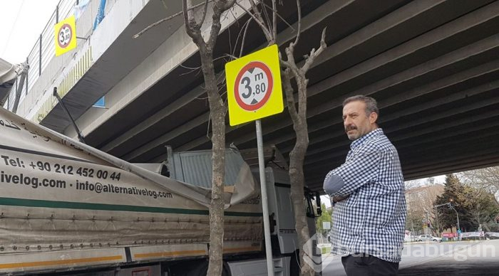 Otobüs ile TIR aynı anda üst geçide sıkıştı