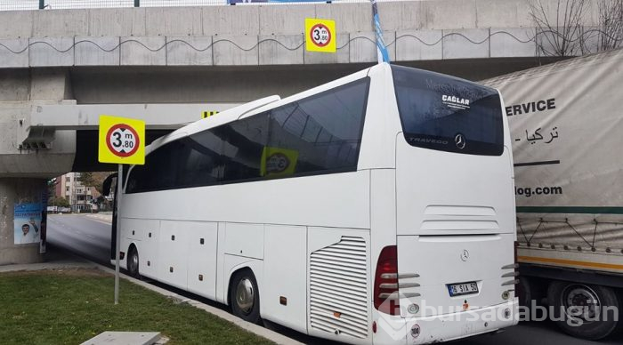 Otobüs ile TIR aynı anda üst geçide sıkıştı