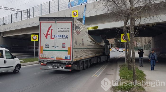 Otobüs ile TIR aynı anda üst geçide sıkıştı