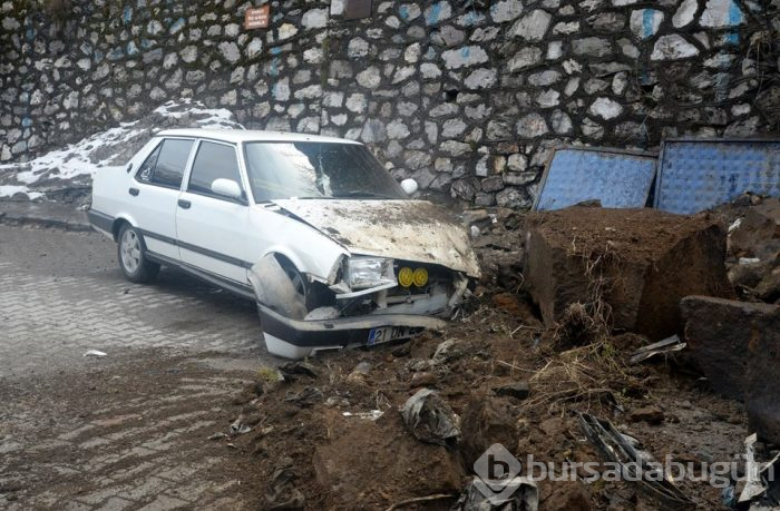 Bitlis'te araçların üzerine kaya parçaları düştü