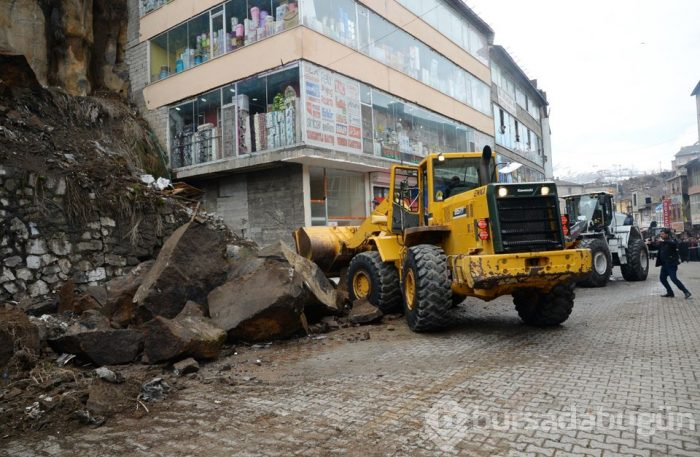 Bitlis'te araçların üzerine kaya parçaları düştü