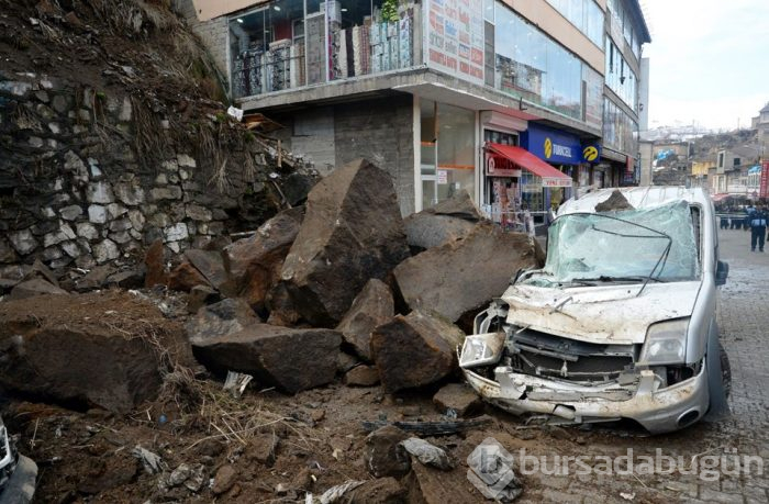 Bitlis'te araçların üzerine kaya parçaları düştü