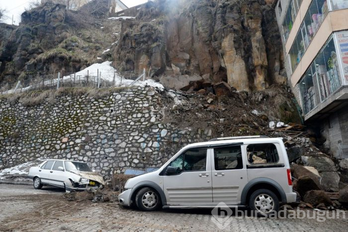 Bitlis'te araçların üzerine kaya parçaları düştü