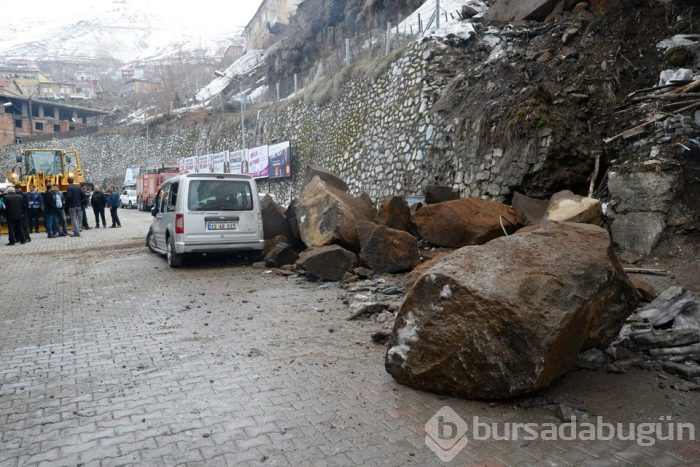 Bitlis'te araçların üzerine kaya parçaları düştü