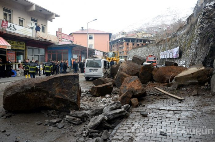 Bitlis'te araçların üzerine kaya parçaları düştü
