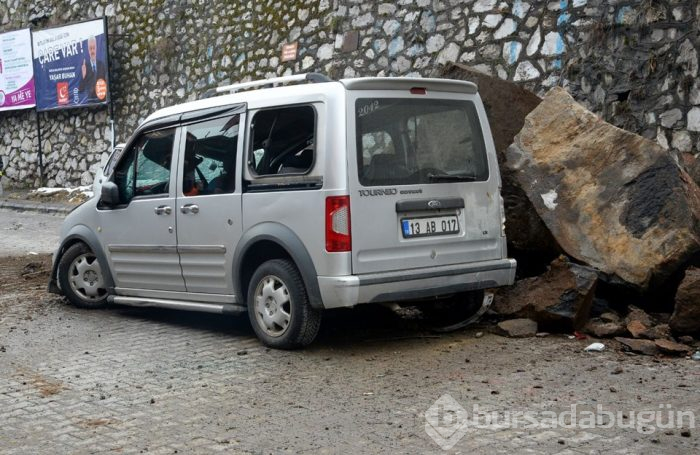 Bitlis'te araçların üzerine kaya parçaları düştü