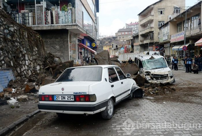 Bitlis'te araçların üzerine kaya parçaları düştü