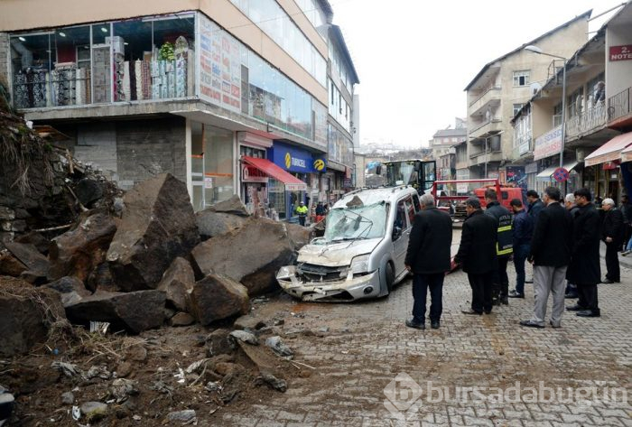Bitlis'te araçların üzerine kaya parçaları düştü