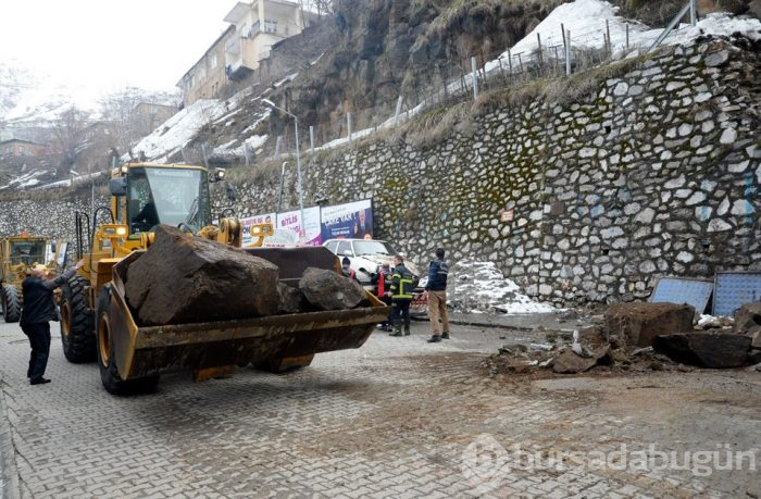 Bitlis'te araçların üzerine kaya parçaları düştü
