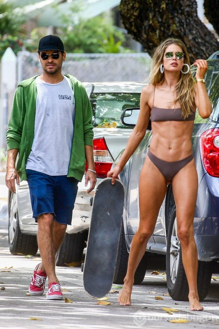 Doutzen Kroes yarı çıplak kaykaya bindi!
