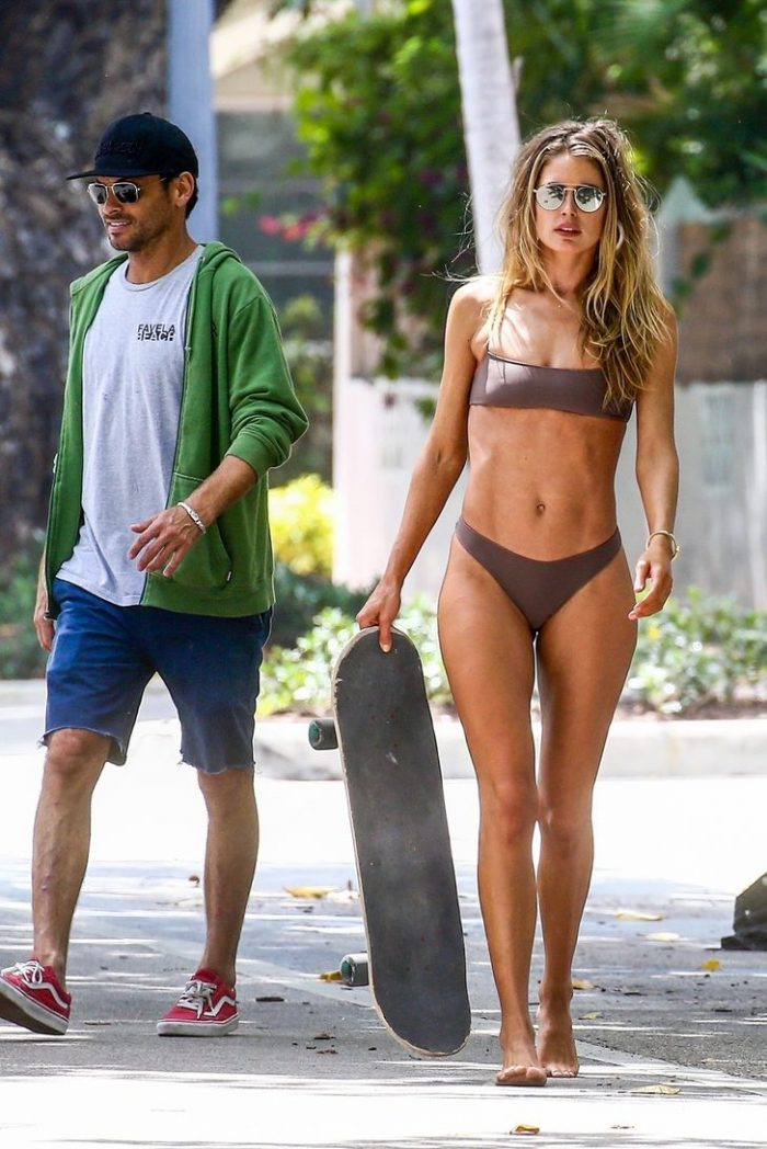 Doutzen Kroes yarı çıplak kaykaya bindi!
