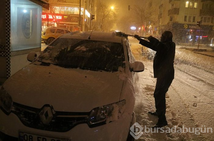 Kars'ta baharda kar yağışı