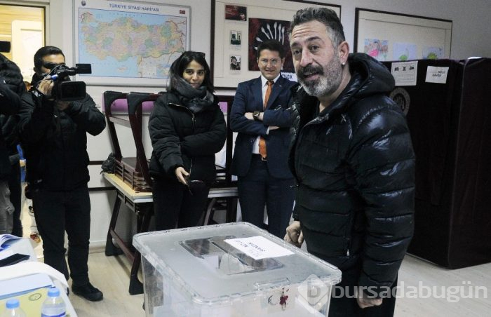 Ünlü isimler de sandık başındaydı!
