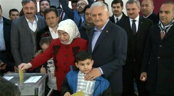 Siyasiler oyunu kullandı
