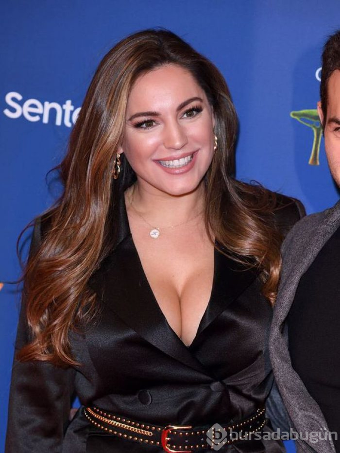 Yunus Özdiken de soruları duymazlıktan geldi.

Kelly Brook'tan dördüncü yıl kutlaması
