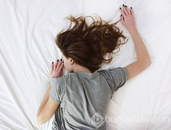 Mavi ışık uykusuz bırakıyor! Yatağa telefonla girmeyin
