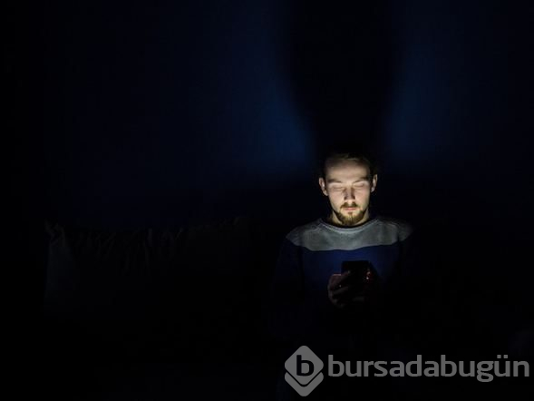 Mavi ışık uykusuz bırakıyor! Yatağa telefonla girmeyin
