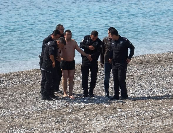 Kıyafetleriyle denize girince polis alarma geçti!
