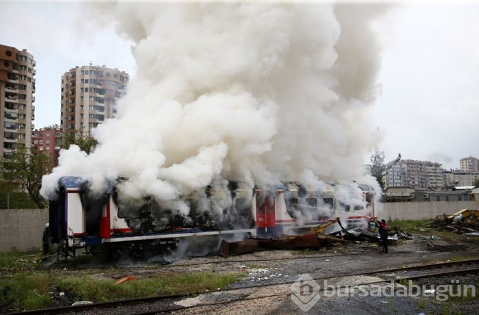 Adana'da hurdaya ayrılan vagonda yangın