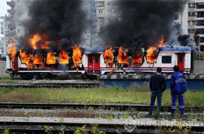 Adana'da hurdaya ayrılan vagonda yangın