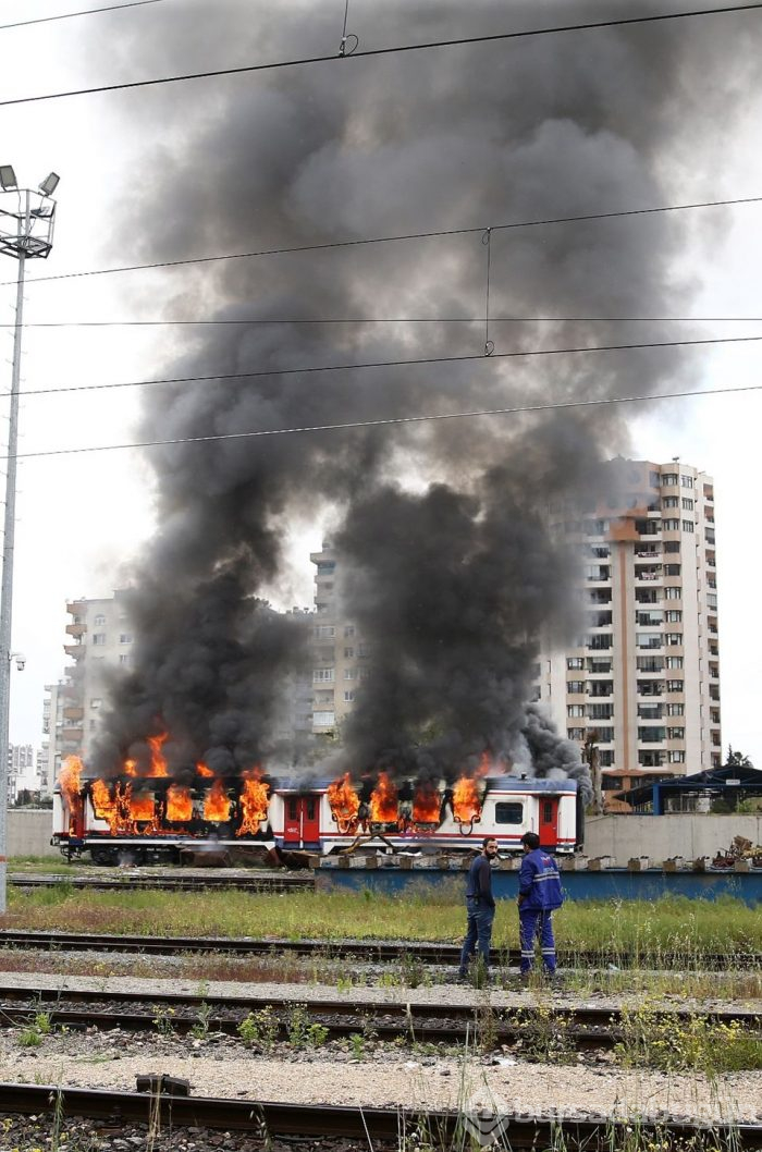 Adana'da hurdaya ayrılan vagonda yangın